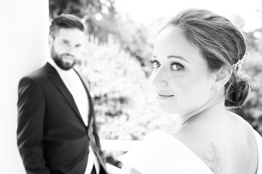 Brautpaar im Portrait, Schwarz-Weiß-Hochzeitsfoto von Violet-Photographie